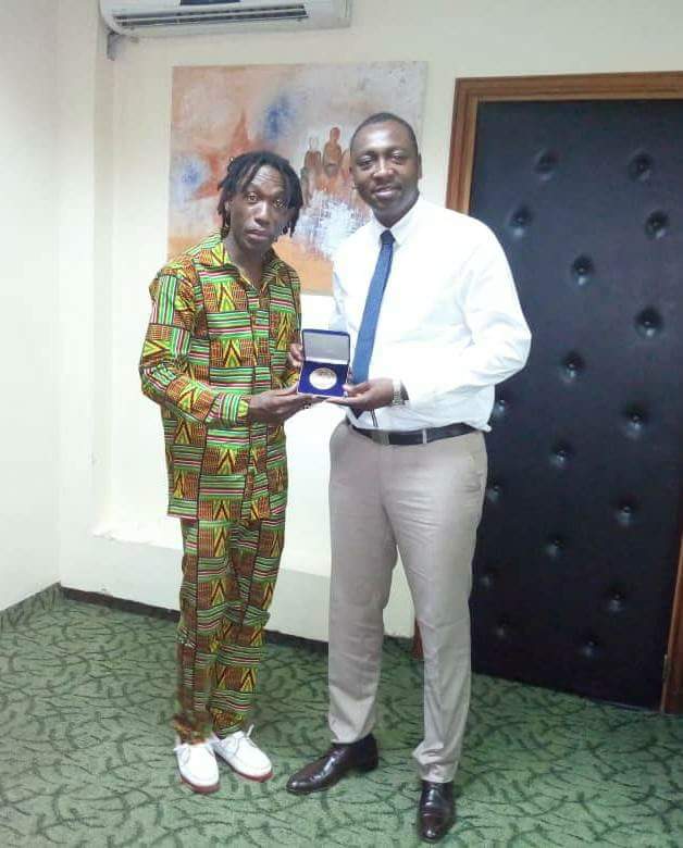 Le coordinateur Général de Lonsili productions Bebeto Lonsili reçu en audience officielle par le Ministre de l’énergie.
