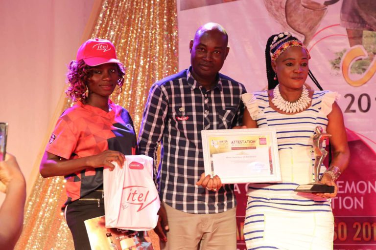 AFRICA MOUSSO 2018: L’artiste musicienne Habibou Sawadogo repart avec un trophée d’honneur.