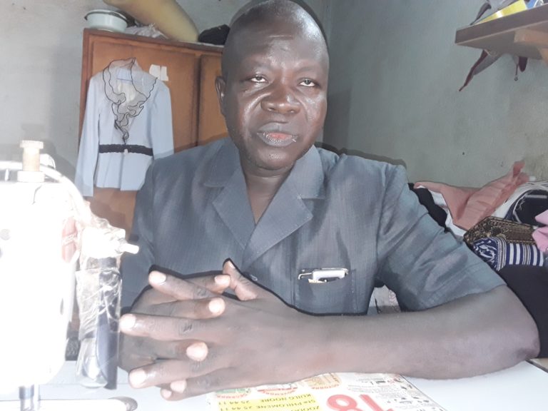 MODE: Entretien avec l’homme qui partage son savoir pour lutter contre le chômage des jeunes filles à Koudougou.