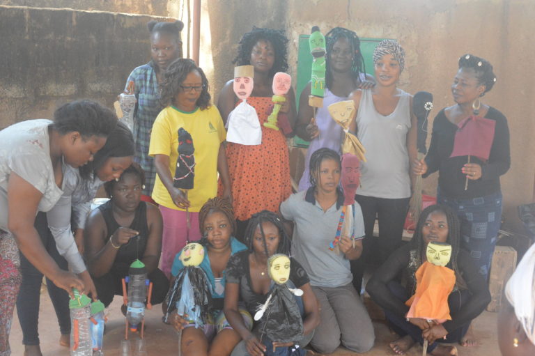 Projet Filigrane 2018: 14 femmes en cours de formation en marionnettes.