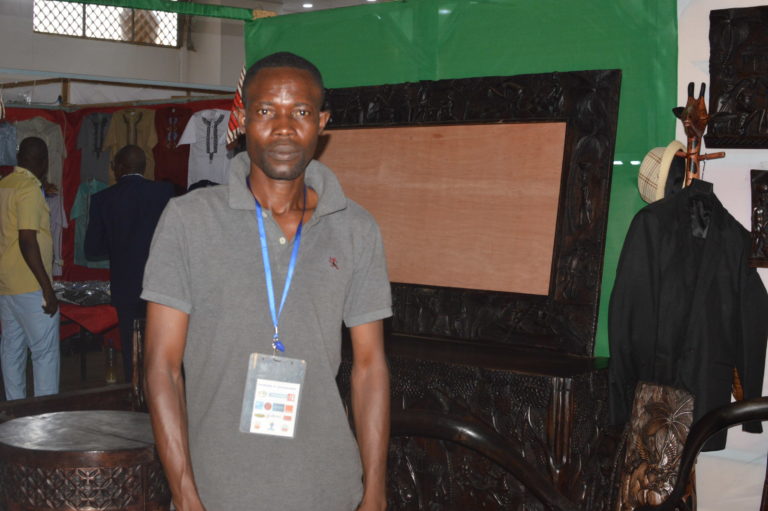 SIAO 2018 : Opeoluwa Ogunyakin force l’admiration du public avec ses œuvres en bois sculpté