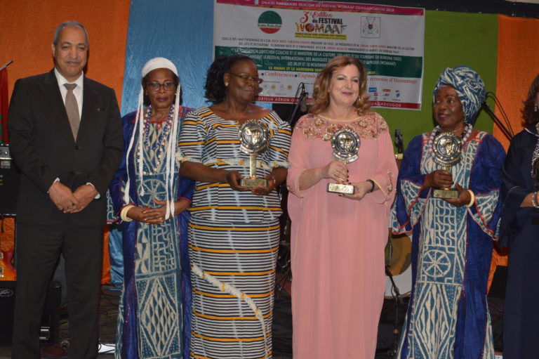 Clôture WOMAAF 2018: Un trophée d’hommage decerné au President du Faso, Roch Kaboré et à d’autres personnalités.