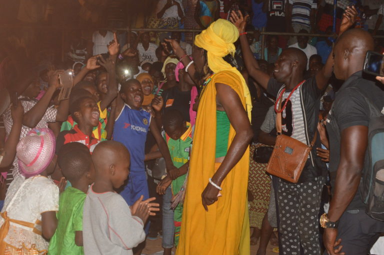 Clôture du SIAO : Sana Bob fait bouger le public.