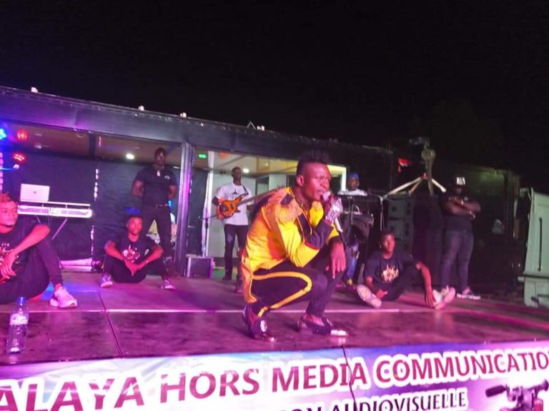 Show-biz : Sofiano le Chao surprend son public à Ouaga lors de son concert organisé par sa nouvelle maison Himalaya Hors Média.