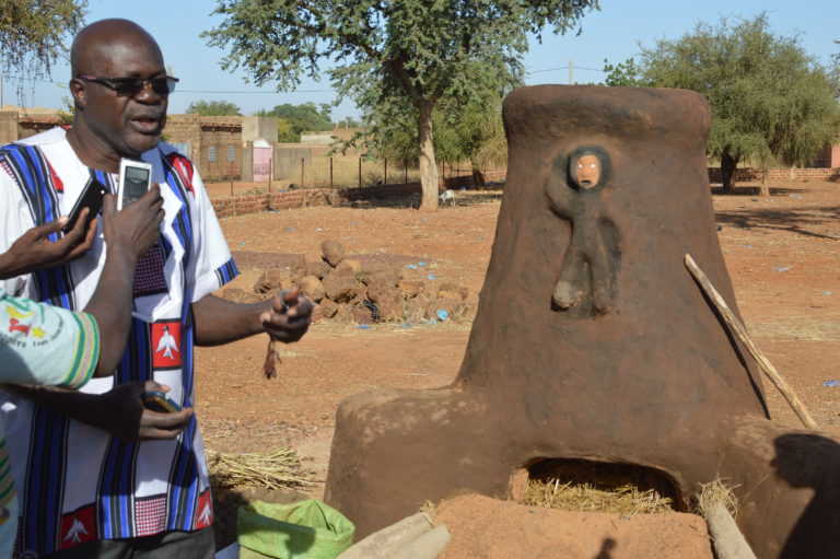 2e journée du festival Wed Bindé : Technique d’extraction de fer des forgerons de Koni en Côte d’Ivoire.