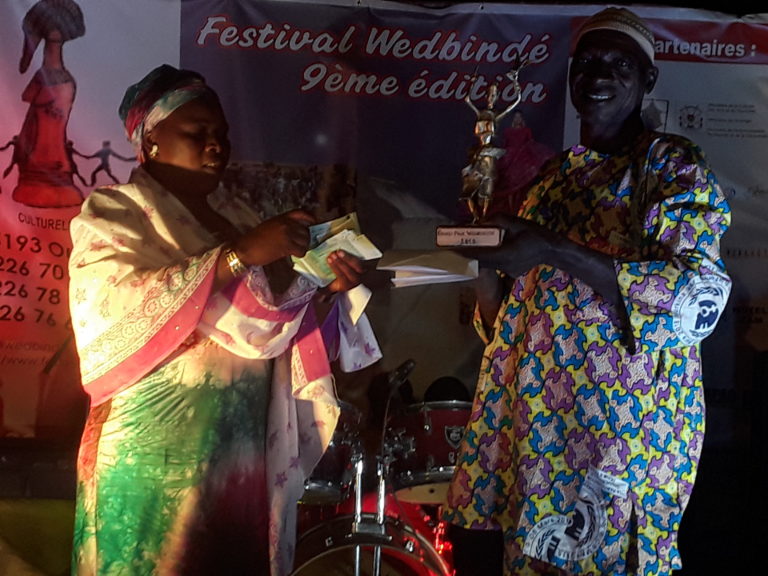 La nuit du lauréat du festival Wedbindé : La troupe de Pensa remporte le premier.