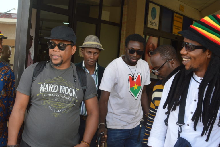 HUMOUR : Les humoristes étrangers retrouvent les nationaux pour le spectacle de la Nuit du Stand Up au CENASA à Ouagadougou.