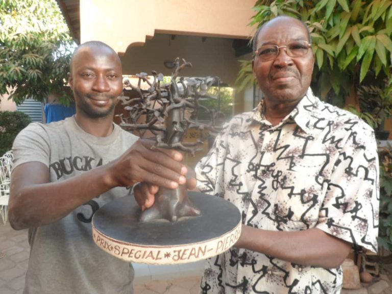 Culture : Le doyen Oger Kaboré reçoit le prix Spécial  » Jean-Pierre Guingané  » du festival « YINIMBAAYÉ » du Centre- est.