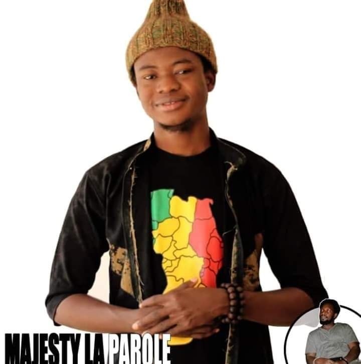 MUSIQUE: Majesty la parole prête attention à la femme, sa mère.