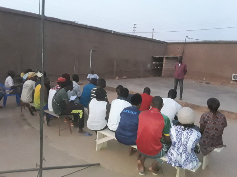 Formation en technique théâtrale : 3o jeunes renforcent leur capacité en interprétation de personnage.