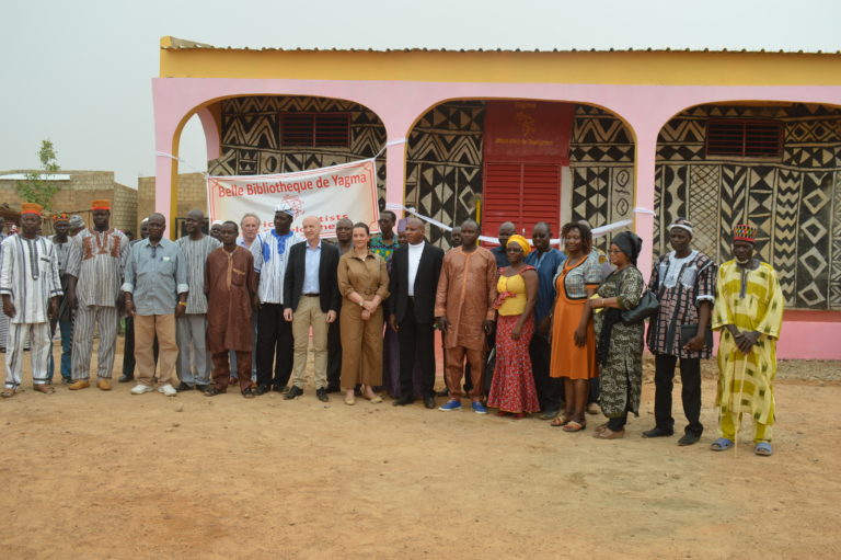 Collège privé Sainte Marie de Yagma : L’ONG African Artists for Développement dote le collège d’une bibliothèque remplie de livres.