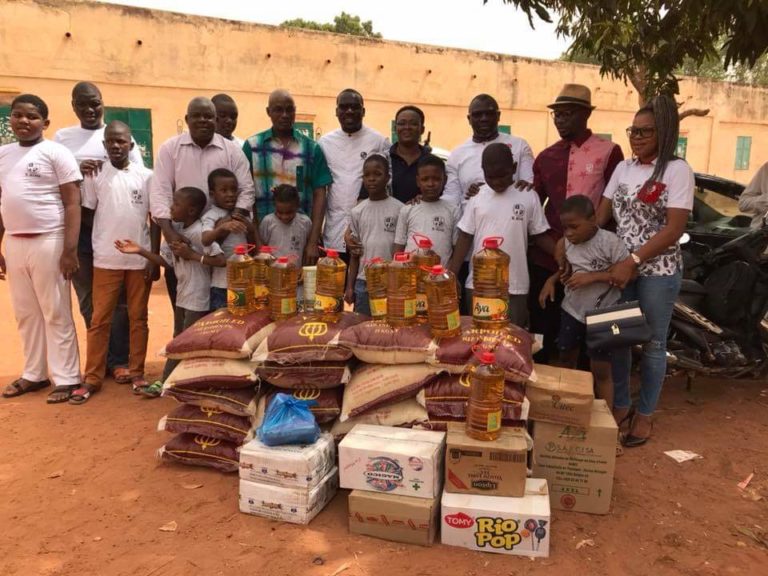 Enfants en situation de Autis : Quant B Koss leur vient en aide.