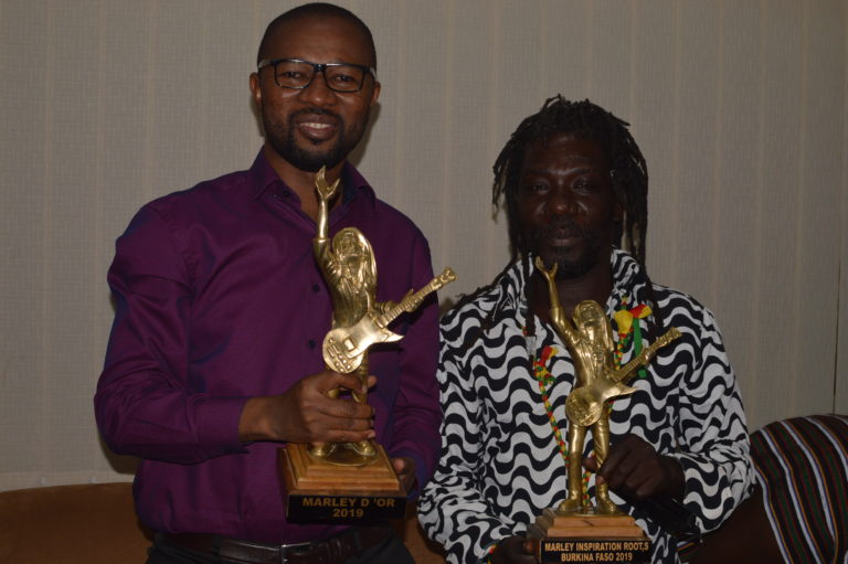 Ima Hado: Marley d&rsquo;or 2019 présente ses deux trophées au DG de la télé bf1.