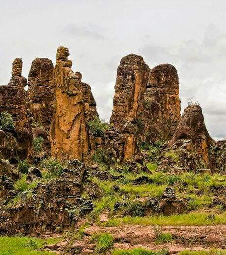 TOURISME: Les Pics de Sindou, des rochers taillés sur mesure par les phénomènes de la nature ne portent aucune trace de l’action humaine.