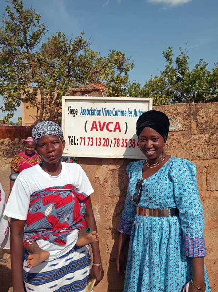 Malika la Slamazone apporte de joie aux pensionnaires de l’association vivre comme les autres.