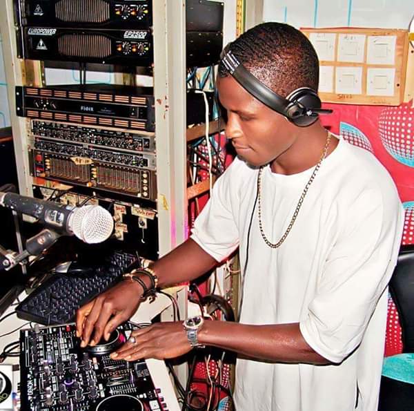 MUSIQUE: Dj Levis le Disc Jockey concepteur du nouveau single Azanato, nous parles de sa nouvelle trouvaille.