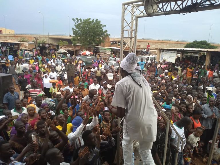 VIVRE ENSEMBLE: Sana Bob rend vibrant hommage aux transporteurs routiers.
