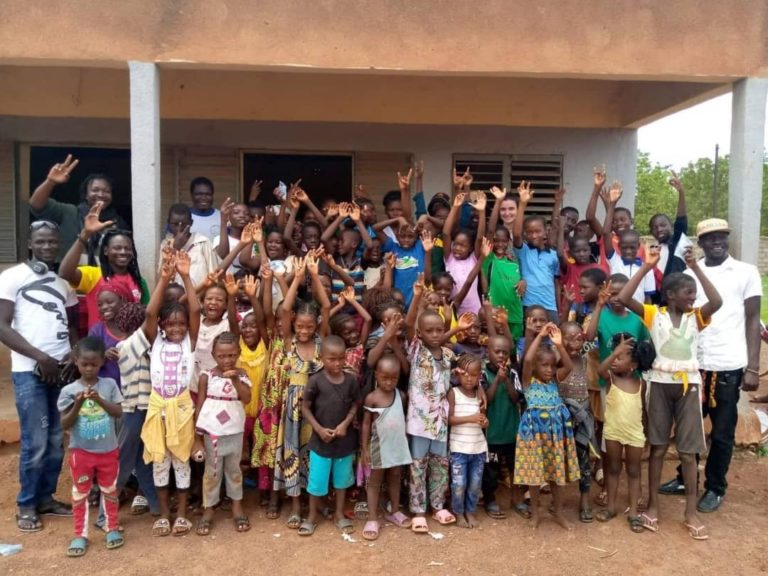 VADC 2019: L’ artiste Grand Docteur échange et motive les touts petits.