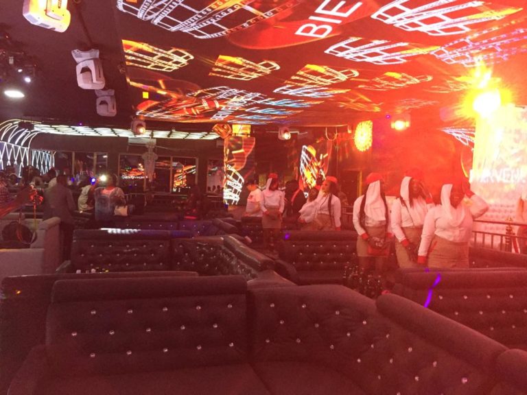 Dubai Mall:  Une merveille de plus à compter parmi les bars dancing.