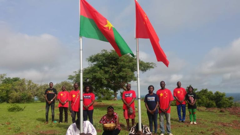 BURKINA FASO: La Chine populaire brille sur le Mont Sanguié lors des 72 heures de l’Association Abandjé.