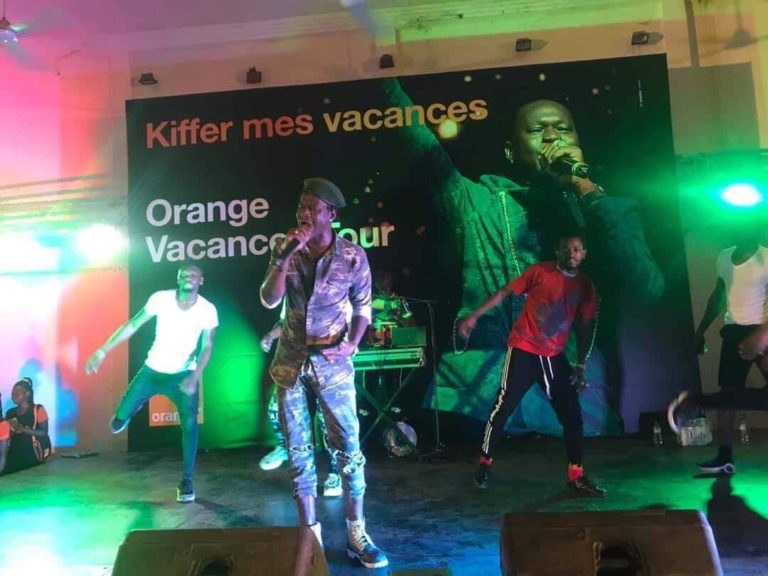 OUAHIGOUYA : L’artiste Floby fait danser la jeunesse grâce à Orange Burkina.