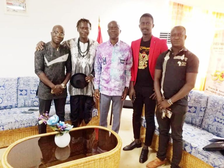 Le Ministre Abdoul Karim Sango félicite Floby pour sa participation aux obsèques de DJ Arafat.