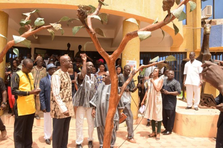 CULTURE: Deux œuvres du  »Monde idéal » de Salfo DERME et du Dr Lassina SIMPORÉ ont offert au Ministère de la Culture et au Ministère de L’enseignement supérieur.