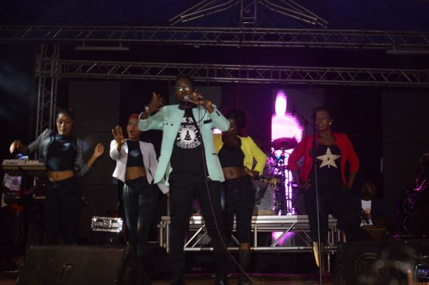 Waga Festival 2019: Dez Altino et ses danseuses «  brisent«  la grande scène.