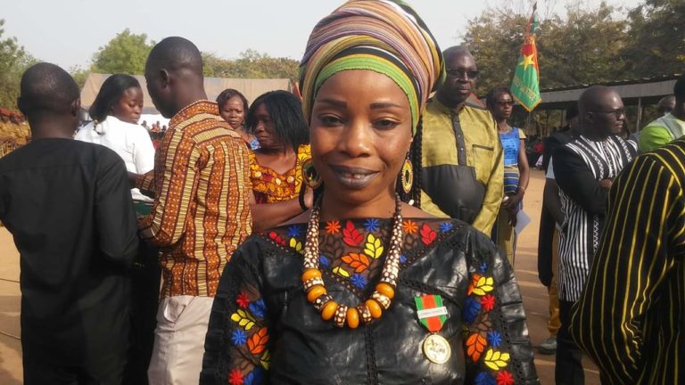 CULTURE: La reine AKOANDAMBOU désormais officier de l’ordre du mérite burkinabé avec agrafe action sociale