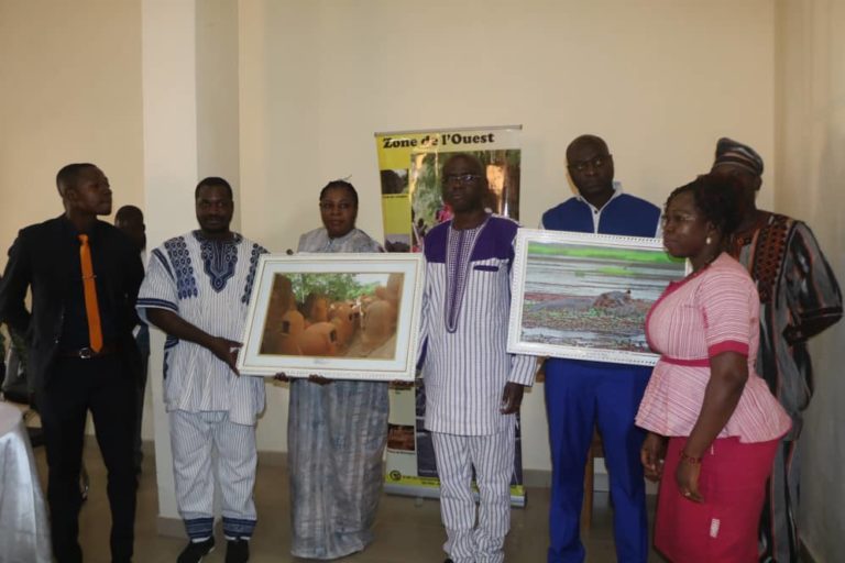 Promotion du tourisme burkinabè: Le Ministère en charge de la culture offre une cinquantaine d’oeuvre à 5 institutions de l’Etat