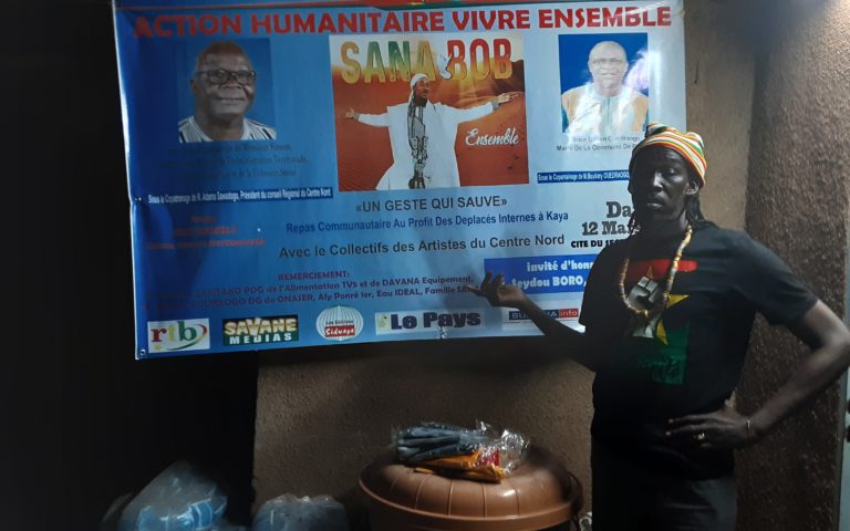 Action humanitaire vivre ensemble: L’artiste Sana Bob aux côtés des déplacés internes de Kaya
