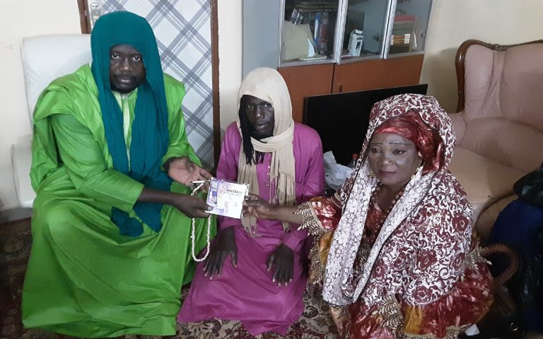CULTURE: Nana Bibata remet un CD de son nouvel album au Guide spirituel Cheick Soufi Moaze à qui elle a dédié un titre