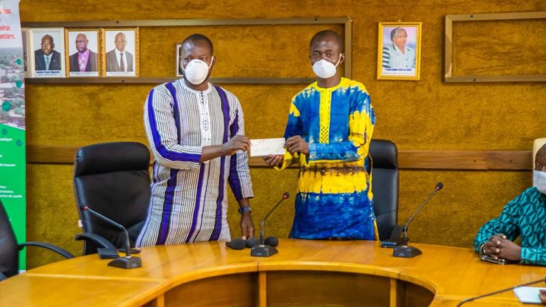 VIMMA EAU MINERALE NATURELLE OFFRE UN CHEQUE ET DES PAQUETS D’EAU VIMMA AU MINISTERE DE LA SANTE DU BURKINA FASO POUR LUTTER CONTRE LE CORONA VIRUS COVID-19