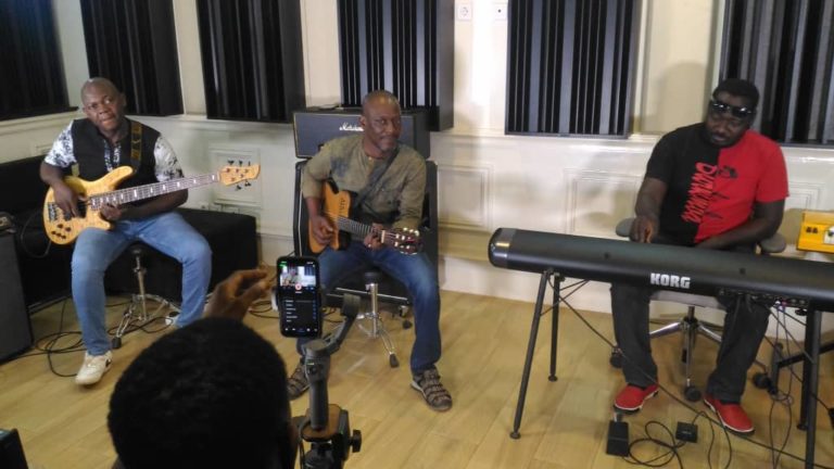 Mini Live Acte3 de Bil Aka Kora : L’artiste tient compagnie à ses fans dans leur confinement