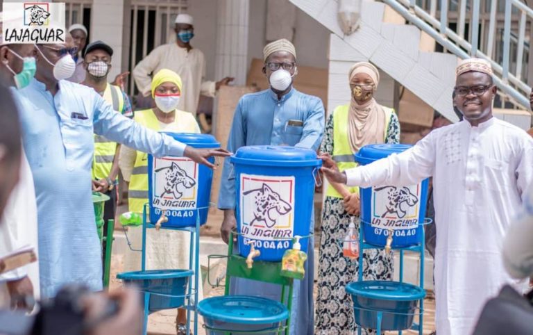 Covid 19/ Hygiène: L&rsquo;humoriste Lajaguar étend ses œuvres aux fidèles musulmans de la grande mosquée de Ouagadougou