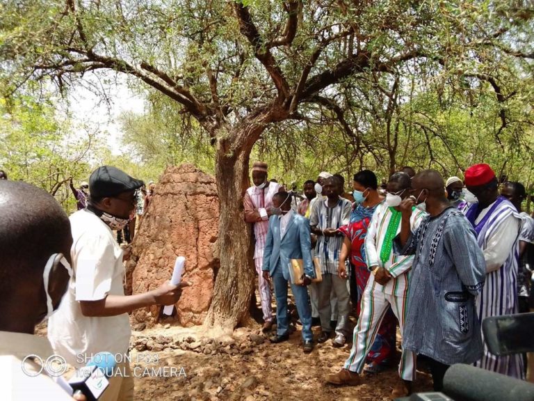 SITES DE MÉTALLURGIE: le ministre Sango visite les sites à Kindibo