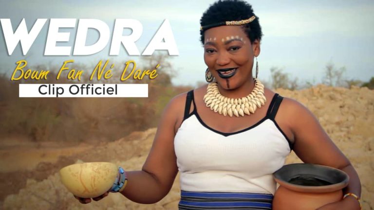 BRAND NEW: L’artiste Wedra signe son retour avec son nouveau clip-vidéo intitulé « Boum Fan Nè Daarè »