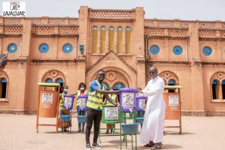 Un spectacle, une ville propre: Lajaguar à la Cathédrale de Ouagadougou