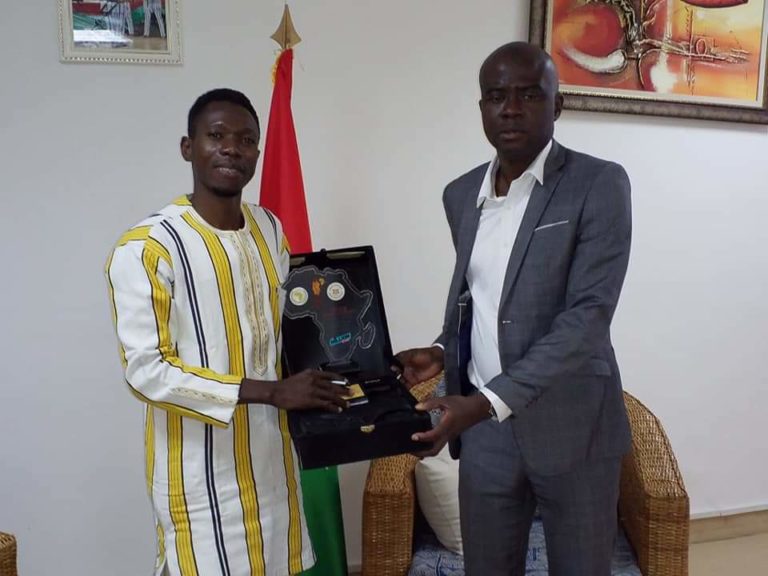 MCAT: le ministre Sango reçoit Mathias Yaméogo, artiste-peintre