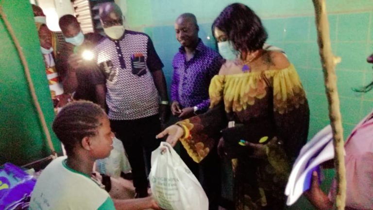 Koudougou : Princesse Hulda offre des kits pour bébés le jour de son anniversaire dans la maternité qui l’a vue naitre