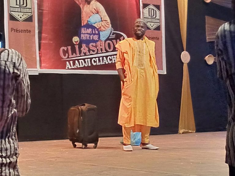 HUMOUR: le spectacle « allons à la patte d’oie » de Aladji Cliachi a battu son plein dans une salle du CENASA pleine à craquer