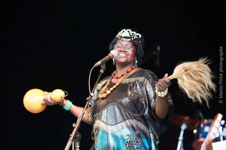 MUSIQUE: « Nous souffrons du manque de promotion des artistes de la région» Tanti Rebecca, artiste musicienne de la région des cascades