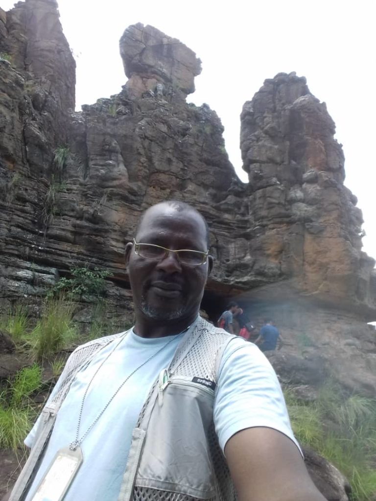 « Le tourisme, s’il est organisé est une source de revenus pour la région », Jimoh Lateef Dada, directeur du bureau du tourisme dans la région des cascades « Le tourisme, s’il est organisé est une source de revenus pour la région », Jimoh Lateef Dada, directeur du bureau du tourisme dans la région des cascades