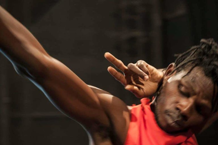 « Dialogues de corps »: le burkinabè Olivier Gansaoré interprète le salut comme base fondamentale de l’intégration sociale