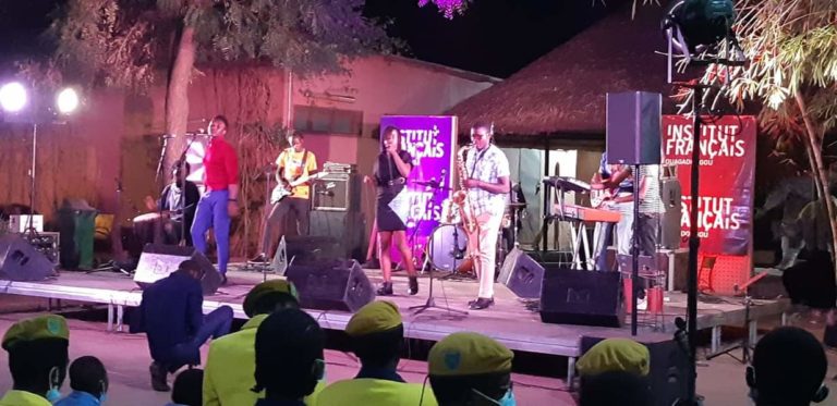 Premier Café-Concert à l&rsquo;Institut Français : Flora Paré fait sensation sur le public