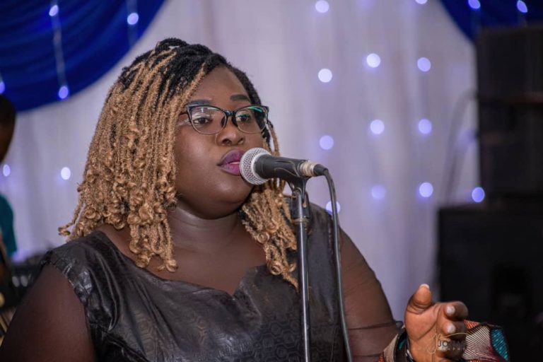 ENTRETIEN: à la découverte de Syntyche, une icône des chœurs au Burkina Faso