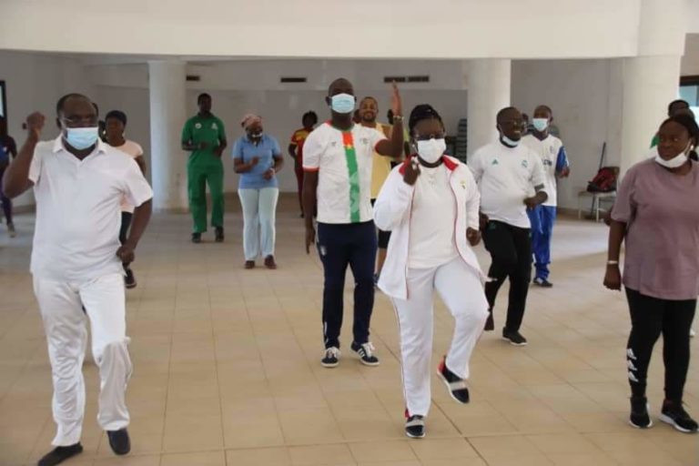 Séance d’aérobic au MCAT: la ministre Élise Foniyama ILBOUDO /THOMBIANO juge l’initiative capitale afin de continuer à travailler sainement