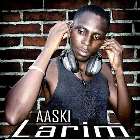 « J’essaie à travers des instruments traditionnels de donner une identité à ce slam qui vient de l’Afrique>>, dixit Aaski Larim, artiste-slameur burkinabè