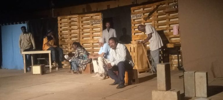 Théâtre : la pièce « Terre Ceinte » continue d’éblouir le public au Théâtre des Récreatrales