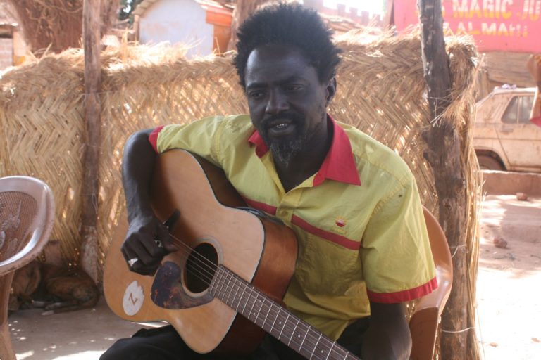 « Les gens aiment qu’on vienne prester gratuitement, parce que tu aimes ce que tu fais », dixit Zanké, artiste musicien burkinabè